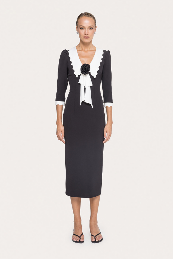 Rochie din stofă cu floare aplicată