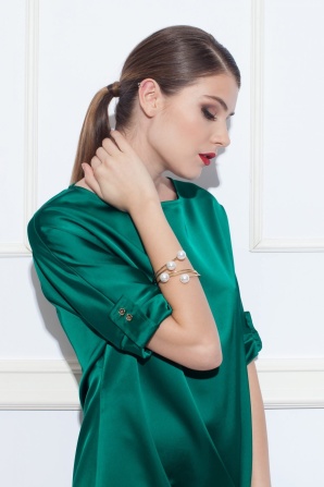 Golden bracelet with pearls