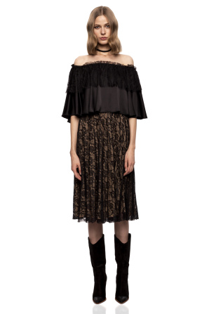 Off shoulders top with ruffles and lace