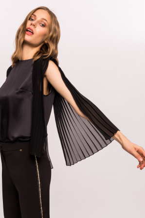 Loose top with shoulder details
