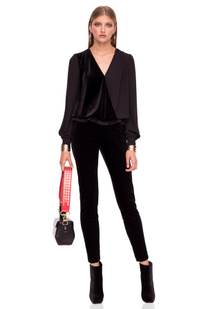 Elegant top with V neckline